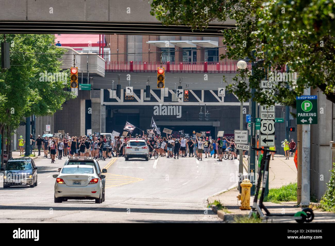 Une marche de Black Lives Matter se poursuit sur Pete Rose Way tandis que les manifestants se rassemblent pour protester contre la mort par balle de Breonna Taylor, dimanche, 26 juillet 2020, à Cincinnati, Ohio, États-Unis. (Photo de Jason Whitman/NurPhoto) Banque D'Images