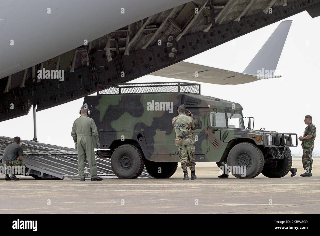 31 juillet 2003-Osan, brigade militaire sud-coréenne-américaine des véhicules Stryker atterrissent sur la piste d'atterrissage à la base aérienne d'Osan, en Corée du Sud. (Photo de Seung-il Ryu/NurPhoto) Banque D'Images