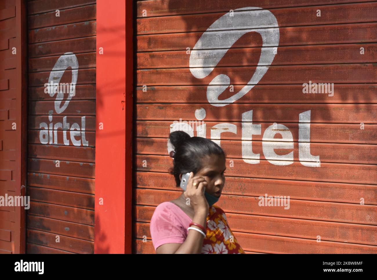 Une femme passe devant un magasin Airtel à Kolkata, en Inde, le 27 juillet 2020. (Photo par Indranil Aditya/NurPhoto) Banque D'Images