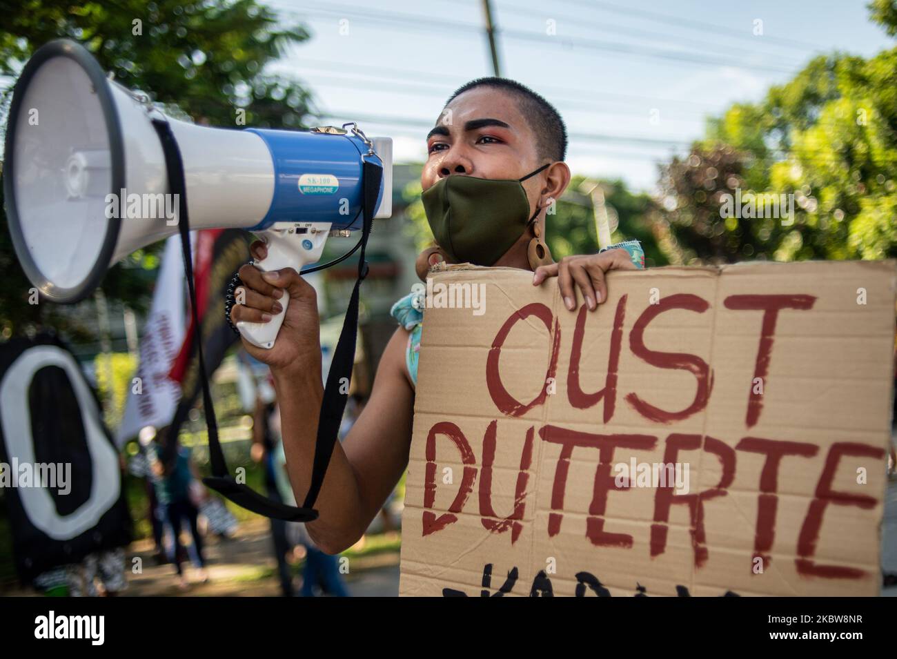 Un manifestant avec un écriteau appelant à l'éviction du président philippin Rodrigo Duterte se joint à une protestation avant que le président Duterte ne livre son adresse sur l'état de la nation (SONA) de 5th à Quezon City, aux Philippines, sur 27 juillet 2020. Le président Duterte devrait présenter la feuille de route du pays pour la reprise après la pandémie au Batarang Pampansa, également dans la ville de Quezon. Seuls 50 personnes seront autorisées à se présenter physiquement sur le site. Leni Robredo, vice-président des Philippines, n'a pas été invité à assister à la SONA.(photo de Lisa Marie David/NurPhoto) Banque D'Images