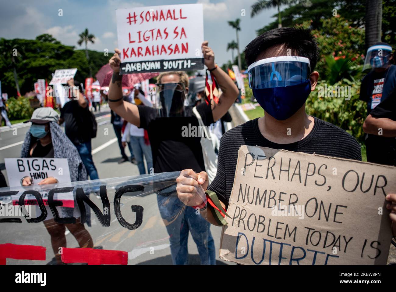 Des manifestants se joignent à une manifestation contre le discours sur l'état de la nation (SONA) de 5th du président philippin Rodrigo Duterte à Quezon, aux Philippines, à propos de 27 juillet 2020. Le président Duterte devrait présenter la feuille de route du pays pour la reprise après la pandémie au Batarang Pampansa, également dans la ville de Quezon. Seuls 50 personnes seront autorisées à se présenter physiquement sur le site. Leni Robredo, vice-président des Philippines, n'a pas été invité à assister à la SONA.(photo de Lisa Marie David/NurPhoto) Banque D'Images