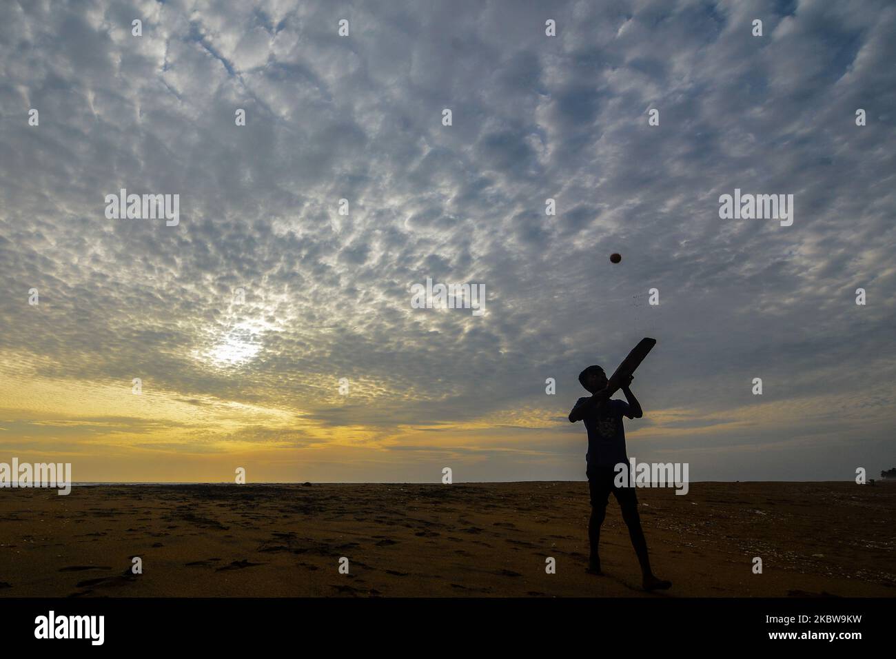 Un garçon joue au cricket sur la plage près de Colombo, Sri Lanka 27 juillet.2020 (photo d'Akila Jayawardana/NurPhoto) Banque D'Images