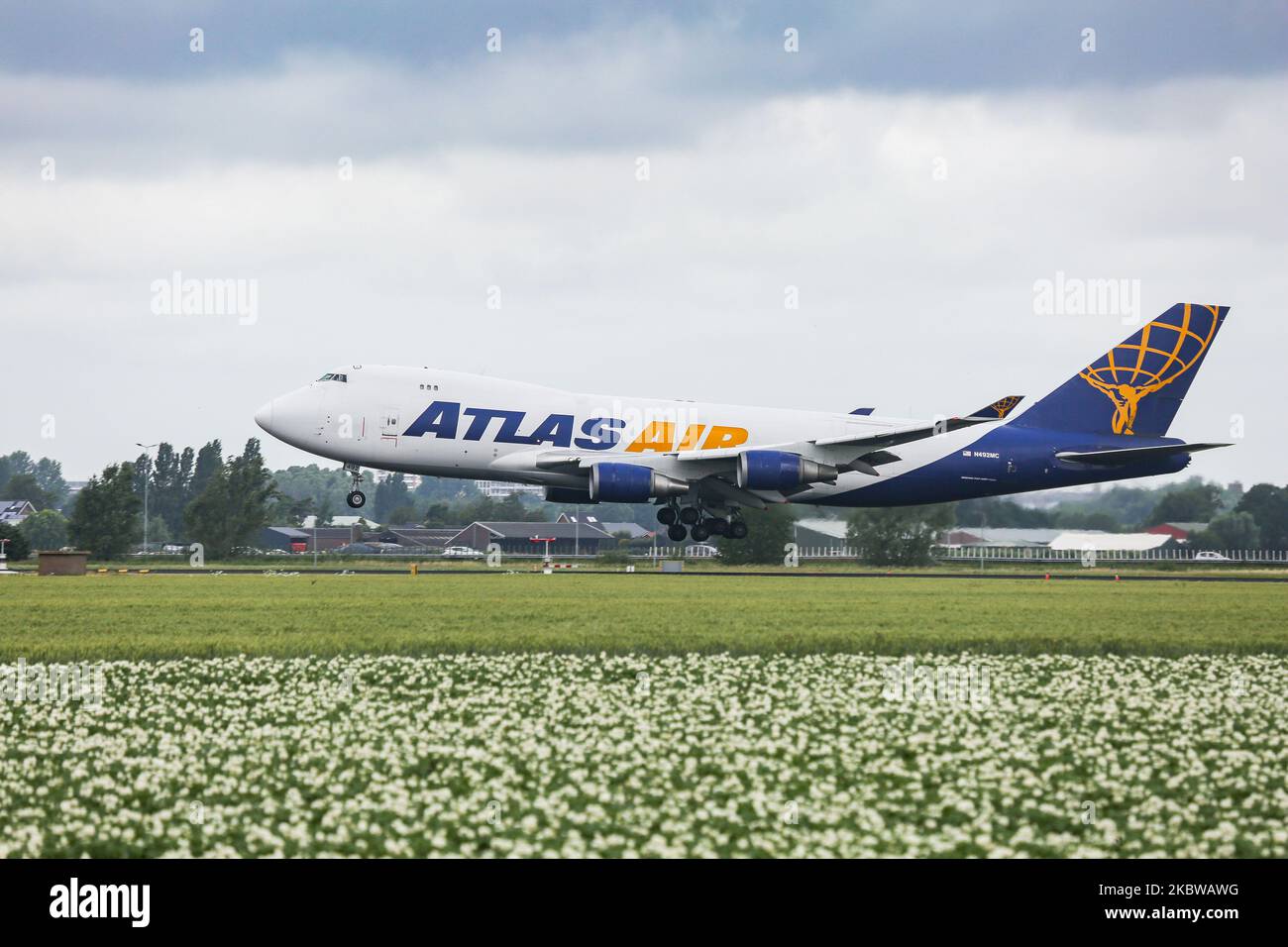 Atlas Air Boeing 747 Freighter, un avion cargo vu en approche finale vol et atterrissage avec fumée après le toucher vers le bas à l'aéroport international d'Amsterdam Schiphol AMS EHAM aux pays-Bas sur 2 juillet 2020. Le jet Jumbo à double étage est connu sous le nom de Queen of the SKIES dans une édition fret avec l'enregistrement N492MC, est alimenté par 4x moteurs de jet GE et a le type spécifique 747-47U(F). AtlasAir 5y GTI GIANT est une filiale américaine de fret et de passagers charter Airliner d'Atlas Air Worldwide Holdings basée à Purchase, Harrison New York aux États-Unis. Les vols de fret ont augmenté pendant Banque D'Images