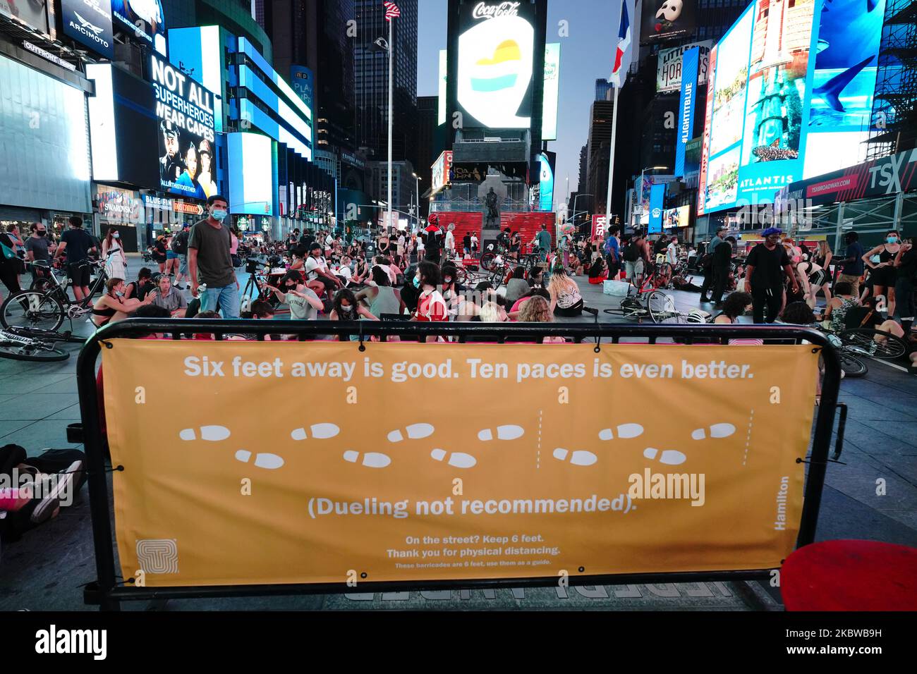 Les manifestants s'assoient sur la place du Père Duffy à Times Square alors que la ville de New York entre dans la phase 4 de réouverture suite aux restrictions imposées pour ralentir la propagation du coronavirus sur 28 juillet 2020 à New York. La quatrième phase permet les arts et le divertissement de plein air, les événements sportifs sans fans et la production de médias. (Photo de John Nacion/NurPhoto) Banque D'Images