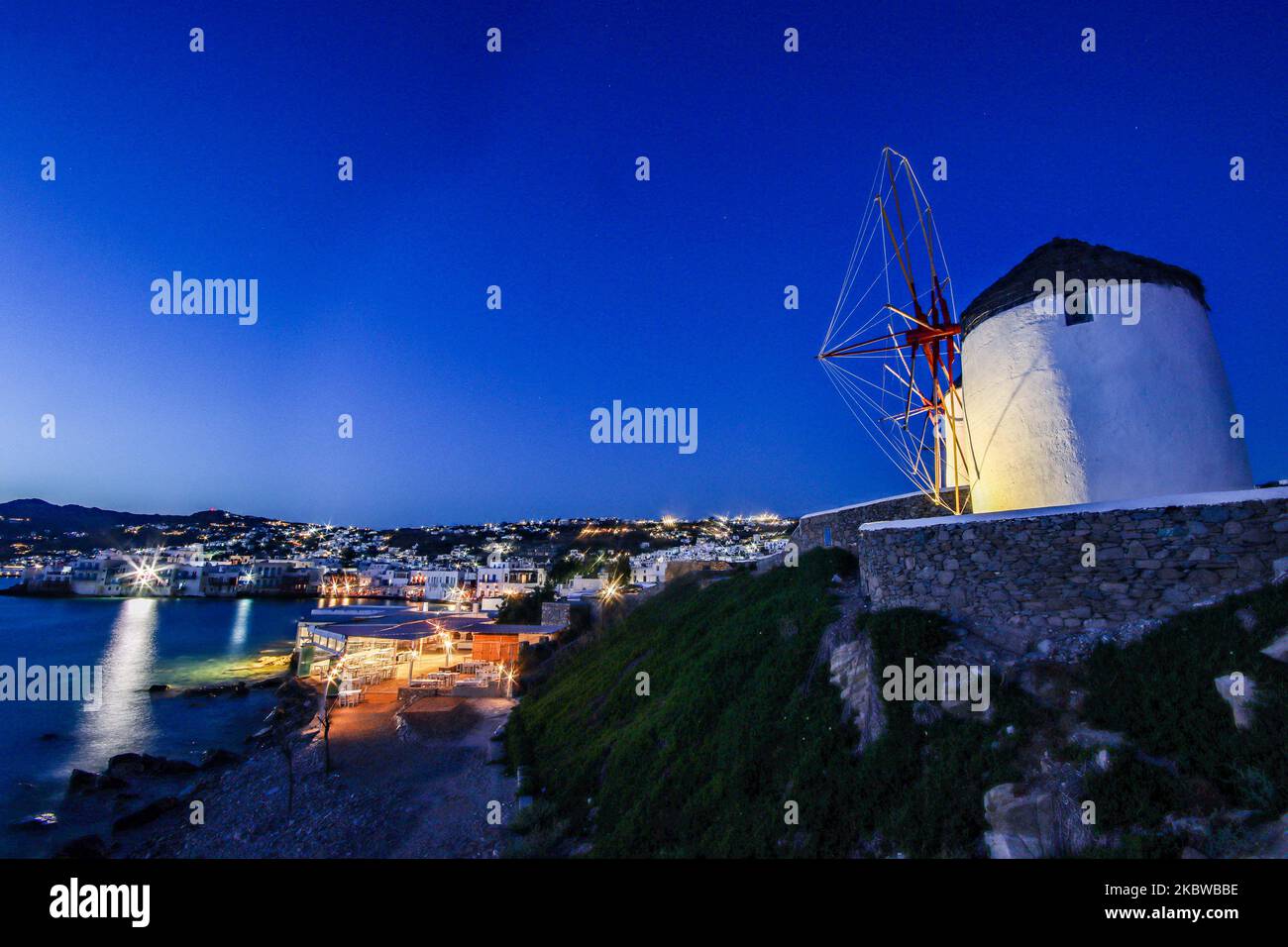 Heure magique au coucher du soleil et au crépuscule à la petite Venise sur l'île de Mykonos, l'un des endroits les plus romantiques de l'île méditerranéenne de 14 juillet 2020. Ce quartier est rempli de maisons anciennes élégantes et magnifiques qui sont situées de façon précaires sur le bord de la mer Égée, des bâtiments colorés de style vénitien de deux étages avec balcons en bois. Ces bâtiments abritent maintenant des bars branchés, des restaurants, des galeries et bien plus encore, mais leur extérieur reste l'un des endroits préférés de coucher de soleil, l'expérience romantique classique de Mykonos. La célèbre île des Cyclades est surnommée l'île du Wi Banque D'Images