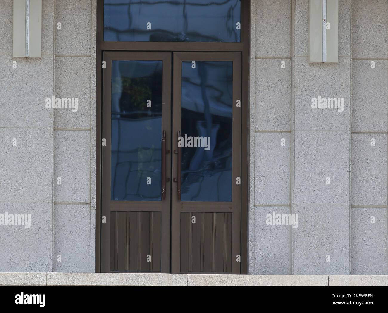 27 juillet 2019-Paju, Soldat Corée du Sud-Corée du Nord utilisez le binoculaire en regardez le sud de Panmunjom derrière leur porte du pavillon au village de la trêve, Panmunjom à Paju, Corée du Sud. (Photo de Seung-il Ryu/NurPhoto) Banque D'Images 27 juillet 2019-Paju, Soldat Corée du Sud-Corée du Nord utilisez le binoculaire en regardez le sud de Panmunjom derrière leur porte du pavillon au village de la trêve, Panmunjom à Paju, Corée du Sud. (Photo de Seung-il Ryu/NurPhoto) Banque D'Images