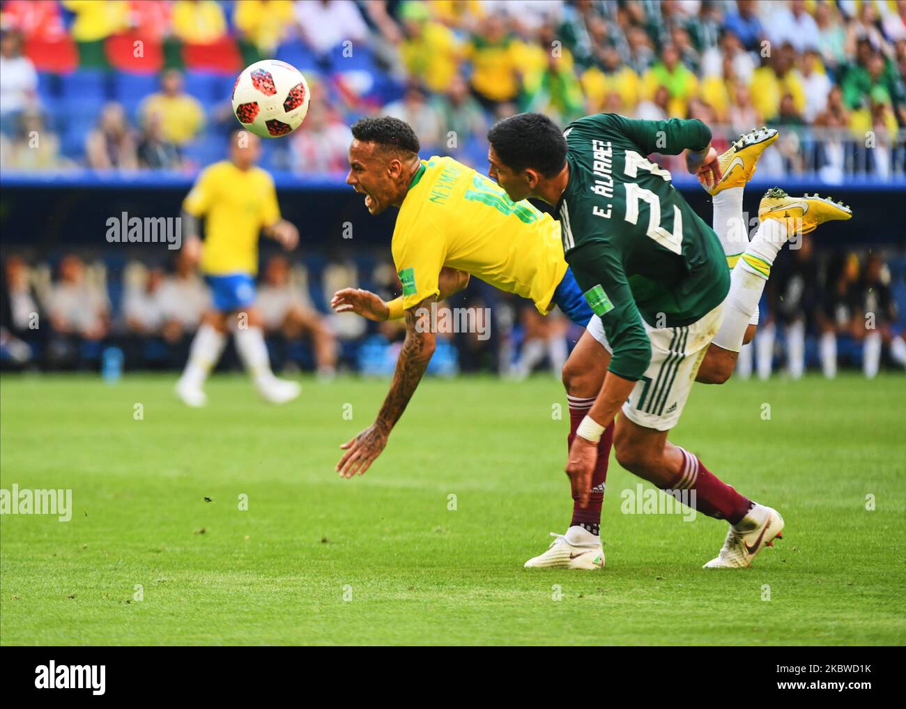 Neymar du Brésil après avoir été fouillé par Edson Alvarez du Mexique pendant le match de la coupe du monde de la FIFA Brésil contre le Mexique à Samara Arena, Samara, Russie sur 2 juillet 2018. (Photo par Ulrik Pedersen/NurPhoto) Banque D'Images