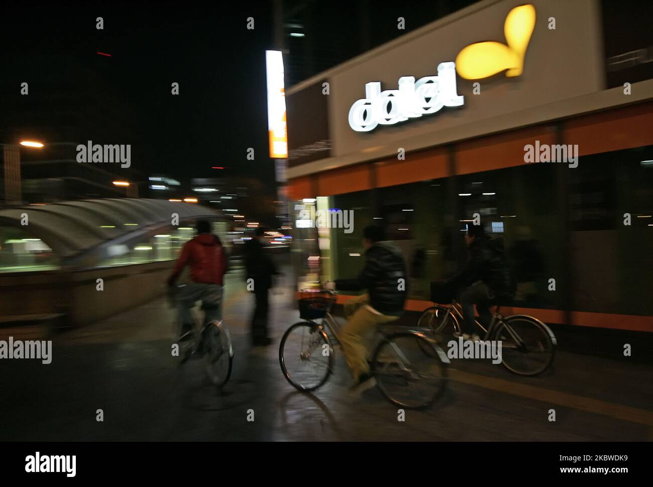 16 mars 2011-Sendai, Japan-Bike Boys se trouvent dans un quartier vide de Sendai sur 16 mars 2011, Japon. Le 11 mars 2011, un tremblement de terre a frappé le Japon avec une magnitude de 9,0, le plus grand de l'histoire du pays et l'un des cinq plus puissants jamais enregistrés dans le monde. À une heure du tremblement de terre, les villes qui bordaient la rive ont été aplaties par un tsunami massif, causé par l'énergie libérée par le tremblement de terre. Avec des vagues allant jusqu'à quatre ou cinq mètres de haut, ils se sont écrasé à travers des maisons, des villes et des champs de civils. (Photo de Seung-il Ryu/NurPhoto) Banque D'Images