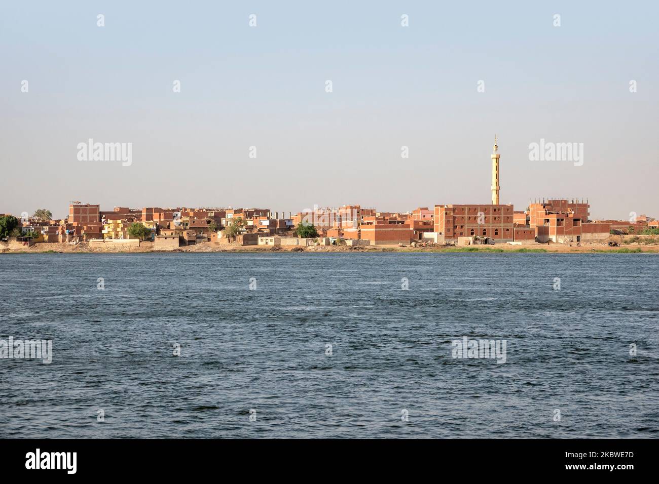 Vue lointaine de l'horizon du milieu du Nil à la rive du fleuve Banque D'Images