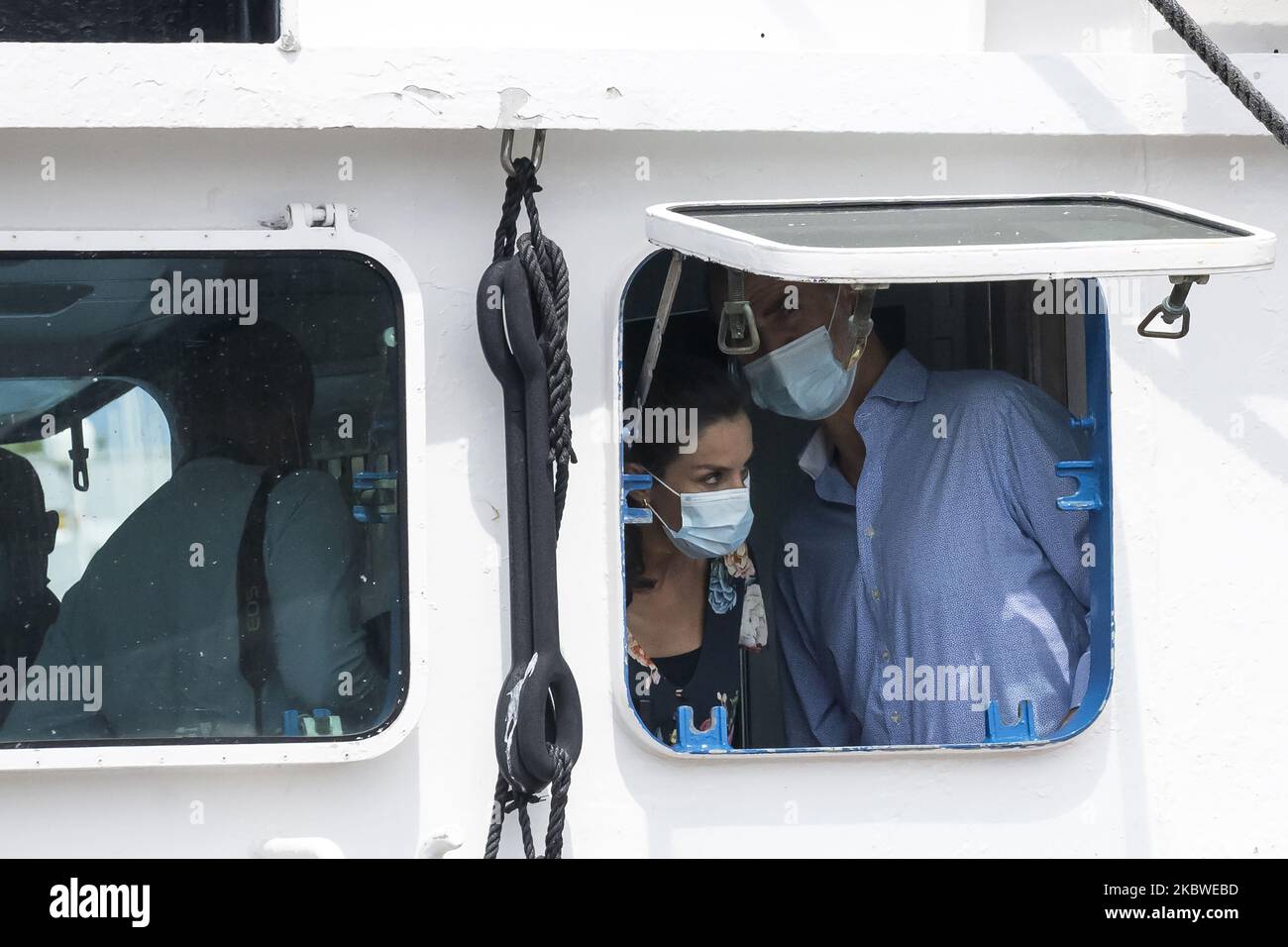 Les rois d'Espagne Felipe VI et Dona Letizia regardent par la fenêtre d'un bateau de pêche Santona lors de leur visite institutionnelle à Cantabrie, Espagne, sur 29 juillet 2020. (Photo de Joaquin Gomez Sastre/NurPhoto) Banque D'Images