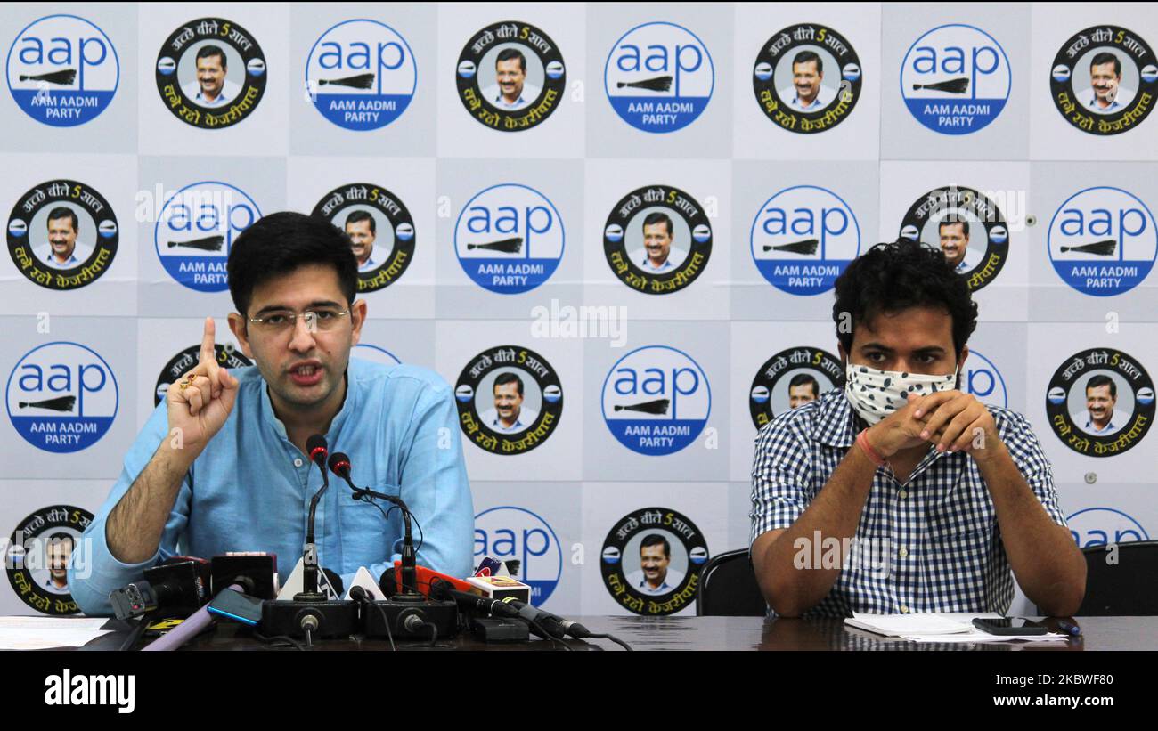 Raghav Chadha, député du parti AAM Aadmi (AAP) et porte-parole national, lors d'une conférence de presse après l'annonce de la décision du gouvernement de Delhi de réduire considérablement la taxe sur la valeur ajoutée (TVA) sur le diesel dans la capitale nationale, au siège de l'AAP à New Delhi, sur 30 juillet 2020. Le cabinet Kejriwal a décidé de réduire la TVA sur le diesel de 30 % à 16,75 %. Cela réduira le prix du diesel à Delhi de RS 82 à RS 73,64, soit de RS 8,36 par litre. (Photo de Mayank Makhija/NurPhoto) Banque D'Images