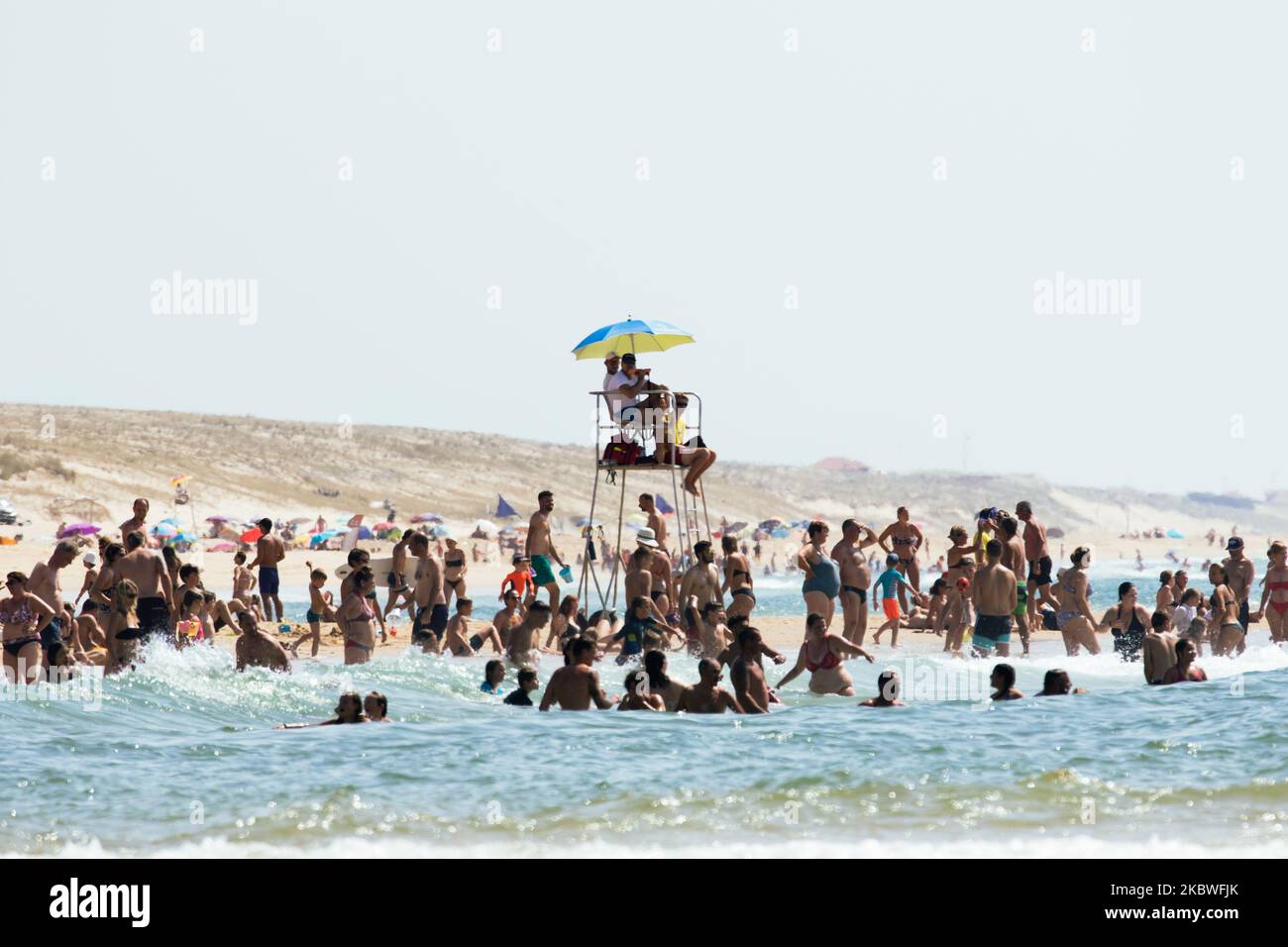 Les touristes apprécient la plage et la piscine de Moliets-et-Maa, Nouvelle Aquitaine, France, sur 30 juillet 2020. Alors que la cise du coronavirus augmente, la première vague de chaleur de l'été frappe la France. (Photo de Jerome Gilles/NurPhoto) Banque D'Images