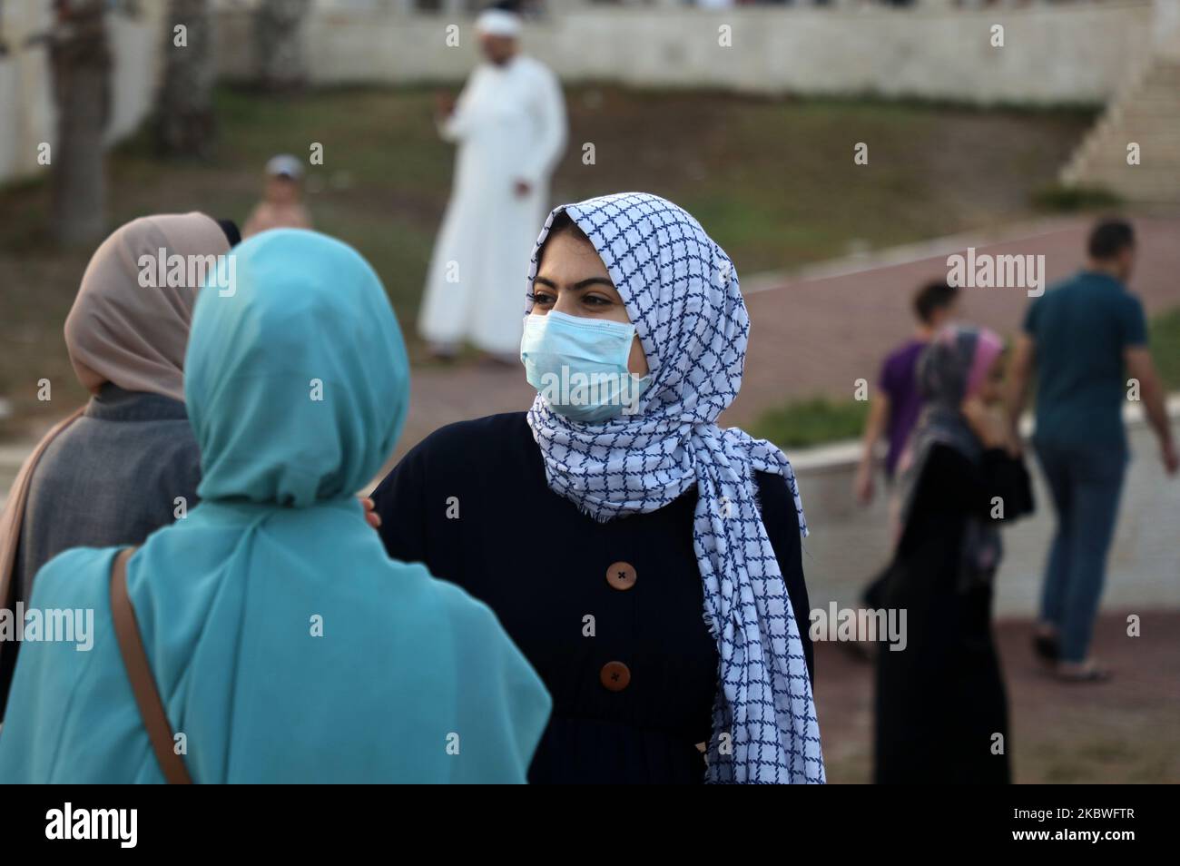 Les musulmans palestiniens assistent à la prière du matin d'Eid al-Adha à Gaza le 31 juillet 2020, alors que les musulmans du monde entier célébrèrent le premier jour de la Fête du sacrifice, Ce qui marque la fin du pèlerinage de Hajj à la Mecque et commémore le sacrifice d'agneau du prophète Abraham après que Dieu ait épargné Ismaël, son fils. (Photo de Majdi Fathi/NurPhoto) Banque D'Images