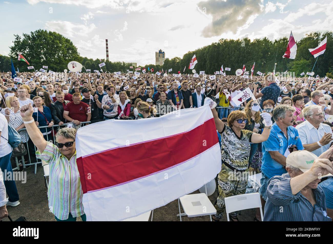 Les femmes détiennent l'ancien drapeau du Bélarus, symbole de l'opposition au gouvernement Loukachenko, lors d'une réunion à Minsk de Svetlana Tikhanovskaya, candidate à la présidence aux élections du Bélarus en 2020. (Photo de Celestino Arce/NurPhoto) Banque D'Images