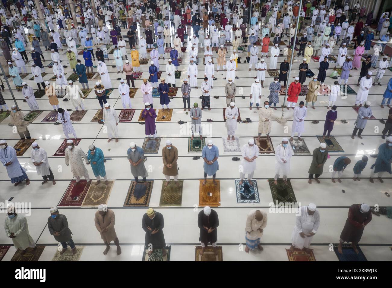 Les dévots musulmans se réunissent pour offrir des prières spéciales pour marquer le début de l'Eid al-Adha, la fête du sacrifice, à Dhaka sur 1 août 2020. (Photo d'Ahmed Salahuddin/NurPhoto) Banque D'Images