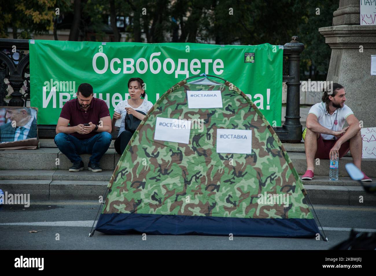 Des personnes sont rassemblées dans la capitale bulgare de Sofia sur 1 août 2020 pour protester contre la corruption en Bulgarie. Ils ont bloqué plusieurs boulevards principaux et mis en place un camp de tentes. Des manifestations anti-gouvernementales ont lieu dans certaines des plus grandes villes de Bulgarie contre le Premier ministre Boyko Borissov, le gouvernement gouvernant, le procureur en chef et le directeur de la télévision nationale bulgare. Les gens portent des signes contre la mafia et la corruption en Bulgarie. (Photo de Hristo Rusev/NurPhoto) Banque D'Images