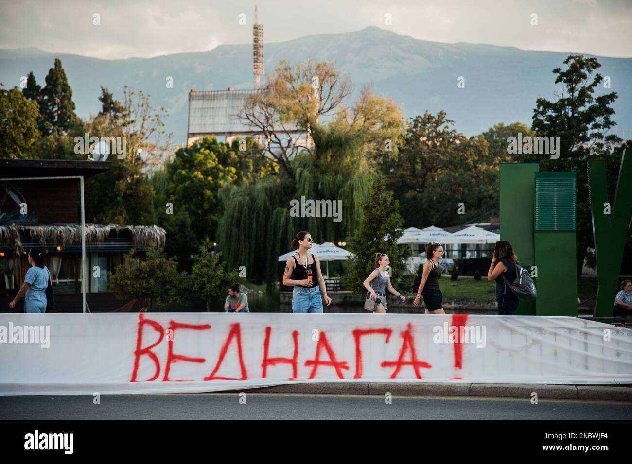 Des personnes sont rassemblées dans la capitale bulgare de Sofia sur 1 août 2020 pour protester contre la corruption en Bulgarie. Ils ont bloqué plusieurs boulevards principaux et mis en place un camp de tentes. Des manifestations anti-gouvernementales ont lieu dans certaines des plus grandes villes de Bulgarie contre le Premier ministre Boyko Borissov, le gouvernement gouvernant, le procureur en chef et le directeur de la télévision nationale bulgare. Les gens portent des signes contre la mafia et la corruption en Bulgarie. (Photo de Hristo Rusev/NurPhoto) Banque D'Images