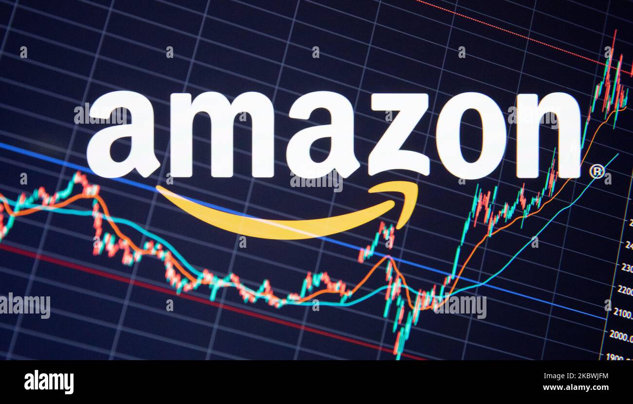 (NOTE DE L'ÉDITEUR l'image a été créée en utilisant plusieurs expositions dans l'appareil photo.) Sur cette photo, le logo Amazon est visible sur le tableau des stocks correspondant. (Photo de Manuel Romano/NurPhoto) Banque D'Images