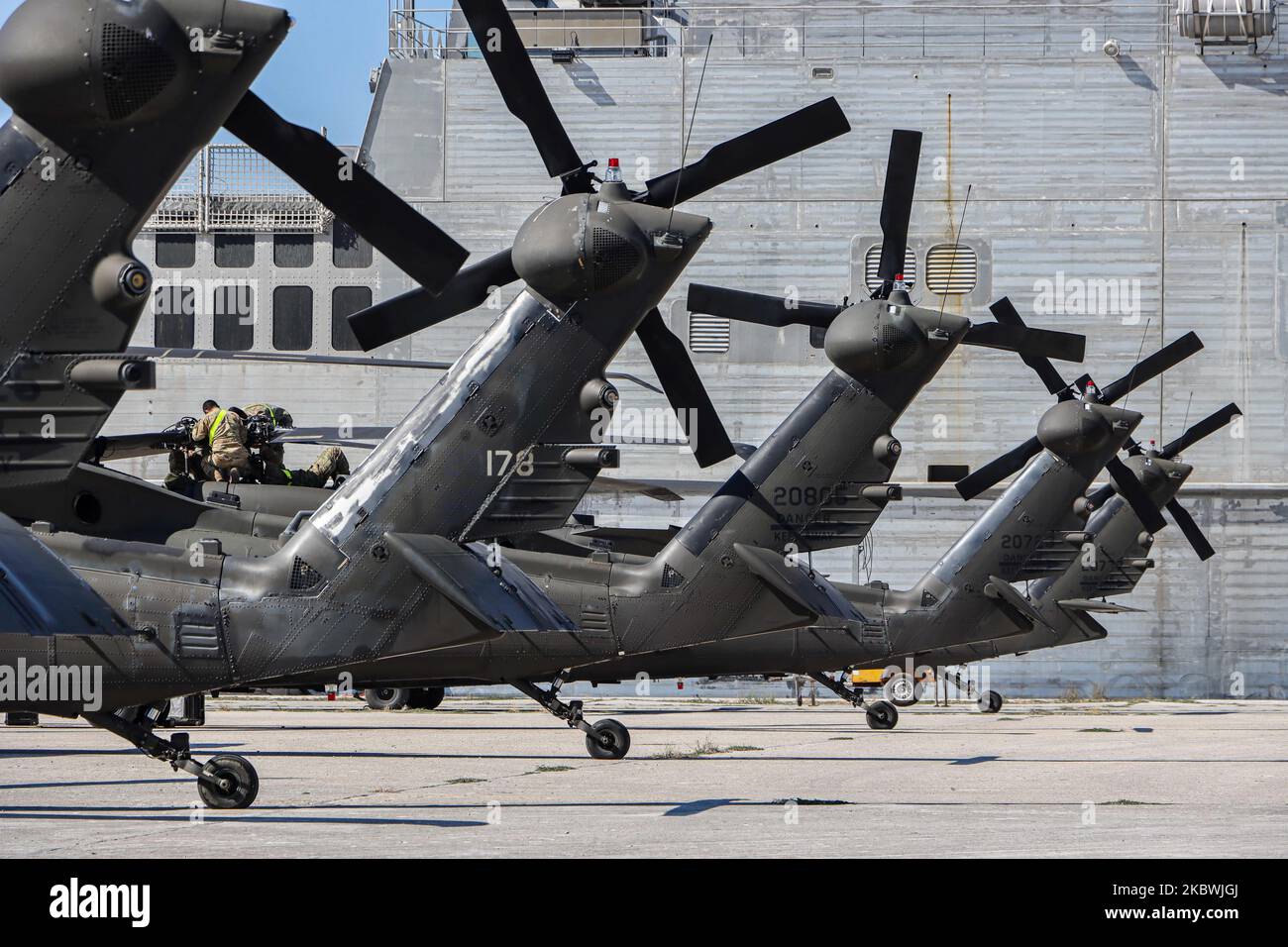 Etats-Unis d'Amérique les troupes de l'armée de terre assemblent et fixent leurs hélicoptères après les avoir déchargés du navire de l'ARC au port d'Alexandroupoli. Les troupes de l'aviation de combat aéroportée de 101st en uniforme travaillant sur les hélicoptères et portant des masques faciaux comme mesures de prévention de sécurité contre la propagation du coronavirus Covid-19 pandémie d'épidémie. La Brigade DE 101 DE L'ARMÉE des États-Unis arrive au port d'Alexandroupolis en Grèce pour déployer des soldats, de la main-d'œuvre, des troupes, des véhicules et des hélicoptères pour l'exercice militaire de l'OTAN Resolve 2020. Sur 23 juillet 2020 à Alexandroupoli, Grèce. (Photo b Banque D'Images