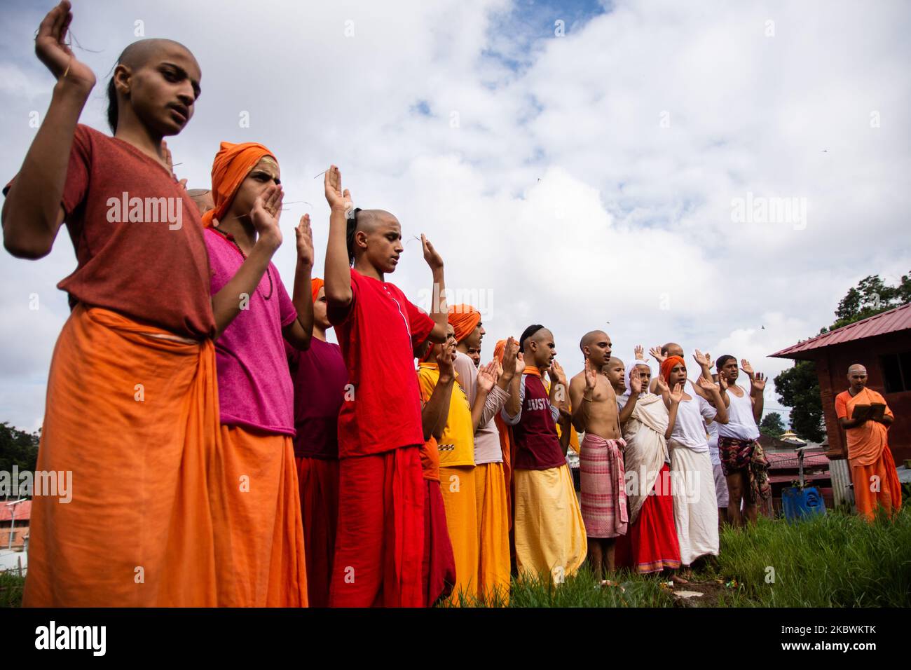 Les hindous dévorent des rituels lors du festival Janai Purnima au temple de Pashupatinath à Katmandou, au Népal, sur 3 août 2020. Le festival Janai Purnima est connu comme le festival du fil sacré au cours duquel les hommes hindous, en particulier les Brahmans et les Chettris, exécutent leur fil sacré changeant annuel appelé Janai qui est porté sur la poitrine ou attaché autour du poignet. (Photo de Rojan Shrestha/NurPhoto) Banque D'Images