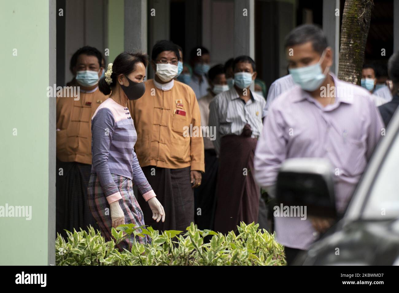 Aung San Suu Kyi, Conseillère d'État du Myanmar, quitte le Bureau de la Commission électorale de l'Union après l'enregistrement de sa candidature dans la commune de Thanlyin à Yangon, au Myanmar, le 04 août 2020. Le Myanmar tiendra ses prochaines élections générales sur 8 novembre. (Photo de Shwe Paw Mya Tin/NurPhoto) Banque D'Images