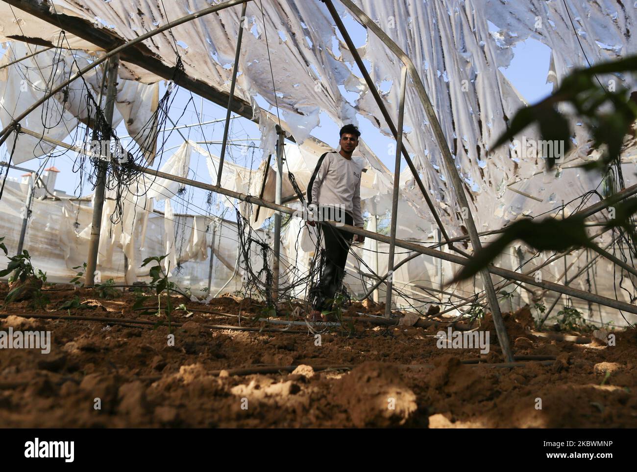 Gaza. 4th novembre 2022. Un homme vérifie les dommages causés par une frappe aérienne israélienne dans le centre de la bande de Gaza, le 4 novembre 2022. La sécurité palestinienne a déclaré que deux sites militaires du Hamas dans le centre de la bande de Gaza ont fait l'objet de frappes aériennes israéliennes vendredi. Les sources de sécurité ont déclaré à Xinhua que des avions de chasse israéliens ont tiré plusieurs missiles pour cibler les sites appartenant aux Brigades Al-Qassam, l'aile militaire du Hamas, endommageant les sites et les installations voisines. Credit: Yasser Qudih/Xinhua/Alay Live News Banque D'Images