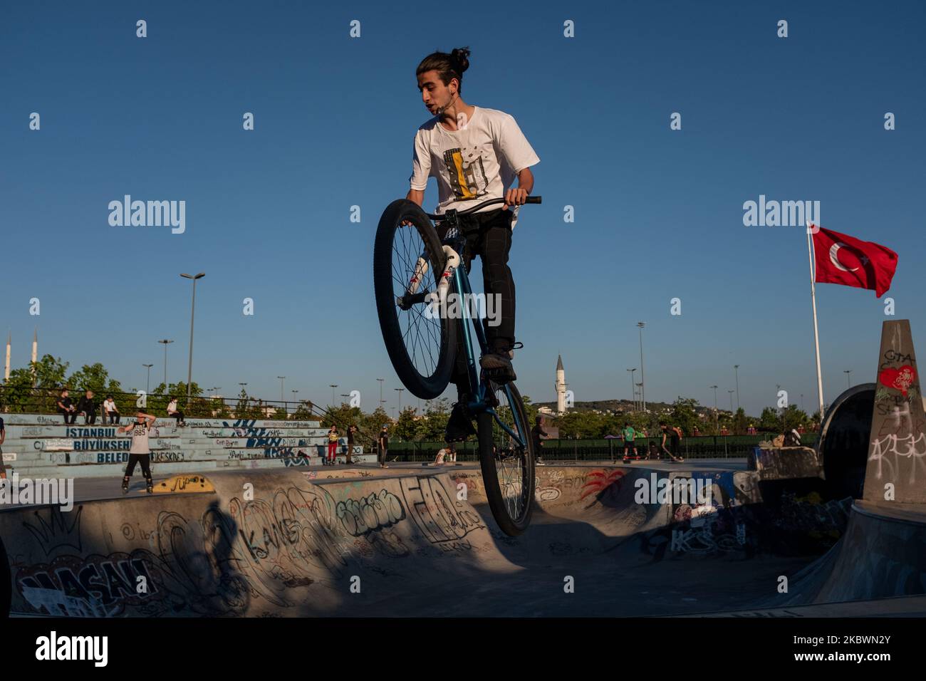 Les adolescents patinent et effectuent des tours dans un parc à roulettes local d'Istanbul, en Turquie, sur 3 août 2020 pendant les vacances d'Eid al-Adha. (Photo par Erhan Demirtas/NurPhoto) Banque D'Images