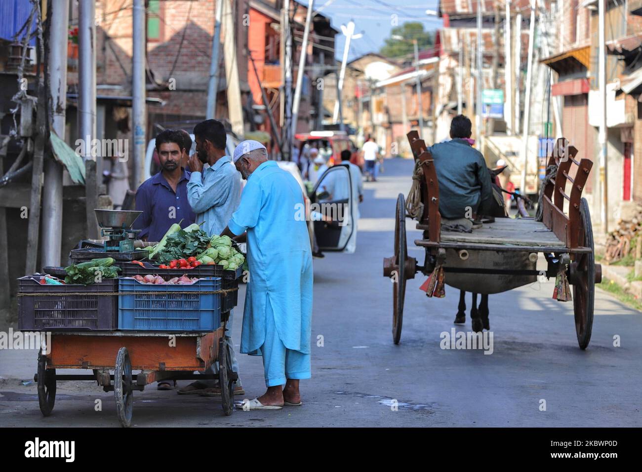 Les musulmans cachemiriens achètent des légumes dans la ville de Sopore, district de Baramulla, Jammu-et-Cachemire, en Inde, à l'occasion du 1st anniversaire de la déchérie de la région du Cachemire, qui a été privée de son autonomie le 05 août 2020. Le 5 août 2019, l'Inde a révoqué le statut semi-autonome du territoire à majorité musulmane. (Photo de Nasir Kachroo/NurPhoto) Banque D'Images