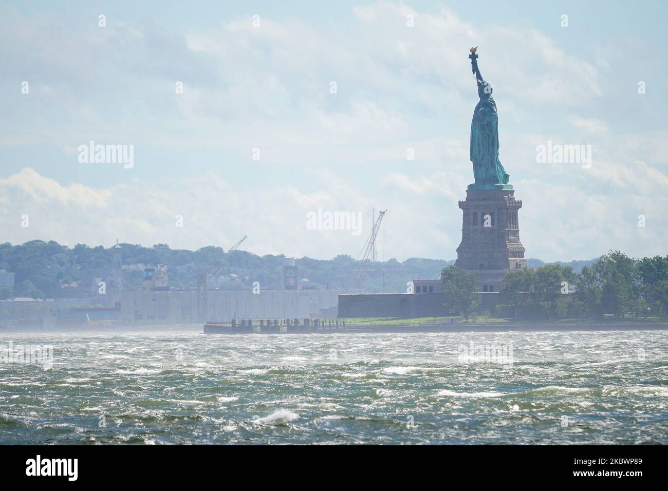 Les eaux agitées sont vues avec la Statue de la liberté en arrière-plan tandis que la tempête tropicale Isaías s'élève au nord-est sur 04 août 2020 à New York. La tempête, qui a été rétrogradée d'un ouragan, devrait entraîner une pluie de 2 à 4 pouces dans la région de New York, avec une rafale éolienne maximale atteignant 40 à 60 MPH. (Photo de John Nacion/NurPhoto) Banque D'Images