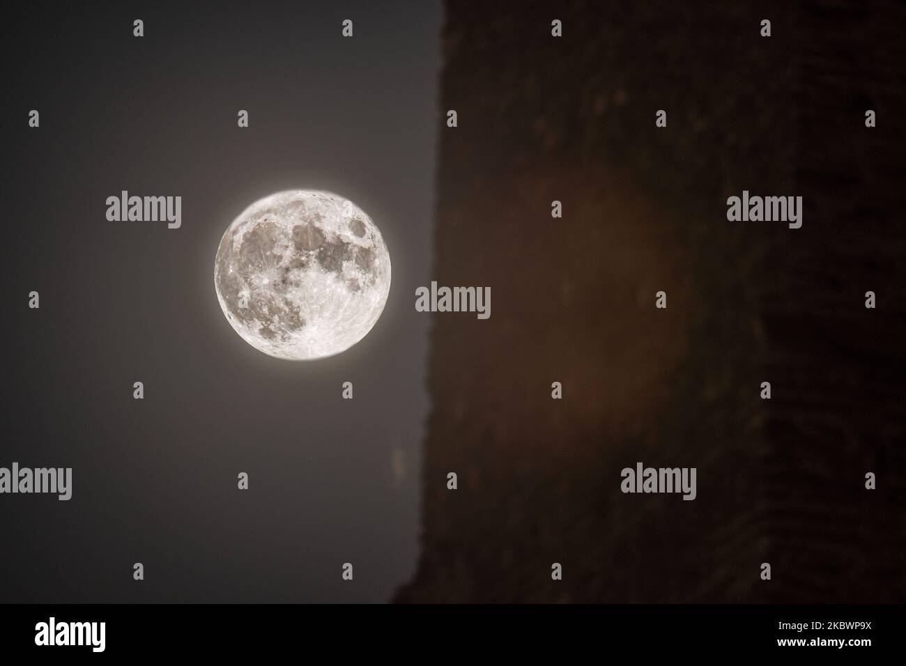 La pleine Lune d'été d'août surnommée Lune d'esturgeon vue de Thessalonique, Grèce sur 3 août 2020. La lune s'élève au-dessus d'Heptapyrgion ou Yedi Kule un monument archéologique, un monument et une attraction pour la ville, une forteresse byzantine et ottomane, située au coin nord de pâques de l'Acropole de Thessalonique qui est traduit comme la forteresse des sept tours. La Grèce a de multiples sites archéologiques ouverts aux visiteurs pendant la nuit de la pleine lune d'août, chaque année, avec des entrées gratuites aux sites, musées, visite avec des guides, l'accueil de concerts, événements etc. La Lune est un a Banque D'Images