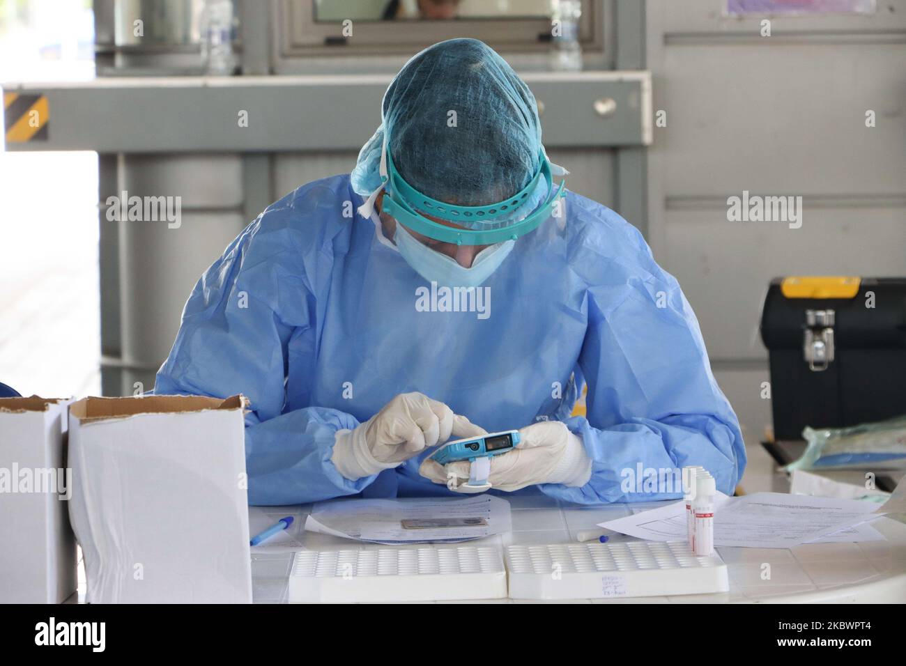 Un professionnel de la santé qui saisit des données sur l'appareil