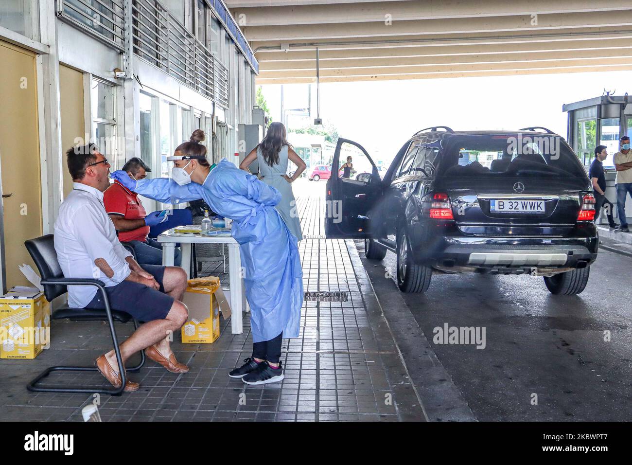 Un homme est testé par une travailleuse médicale. La Grèce vérifie les
