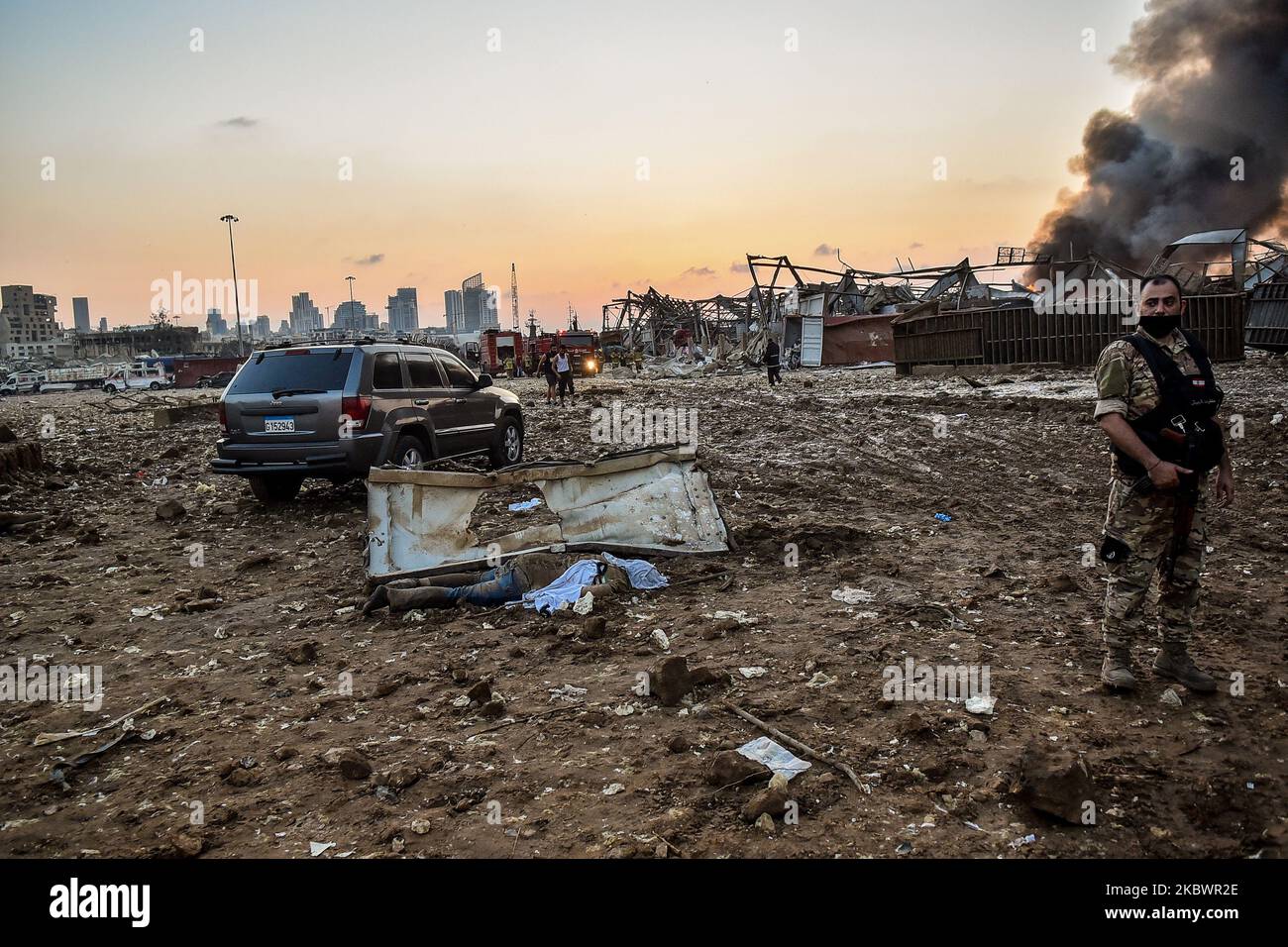 Vue sur le port après l'explosion sur 4 août 2020 à Beyrouth, Liban. Selon la Croix-Rouge libanaise, actuellement plus de 100 personnes sont mortes dans l'explosion et plus de 4 000 ont été blessées dans l'explosion au port de Beyrouth. Les autorités ont déclaré qu'un entrepôt de front de mer stockant des matières explosives, qui auraient 2 700 tonnes de nitrate d'ammonium, était la cause de l'explosion.(photo de Fadel Itani/NurPhoto) Banque D'Images