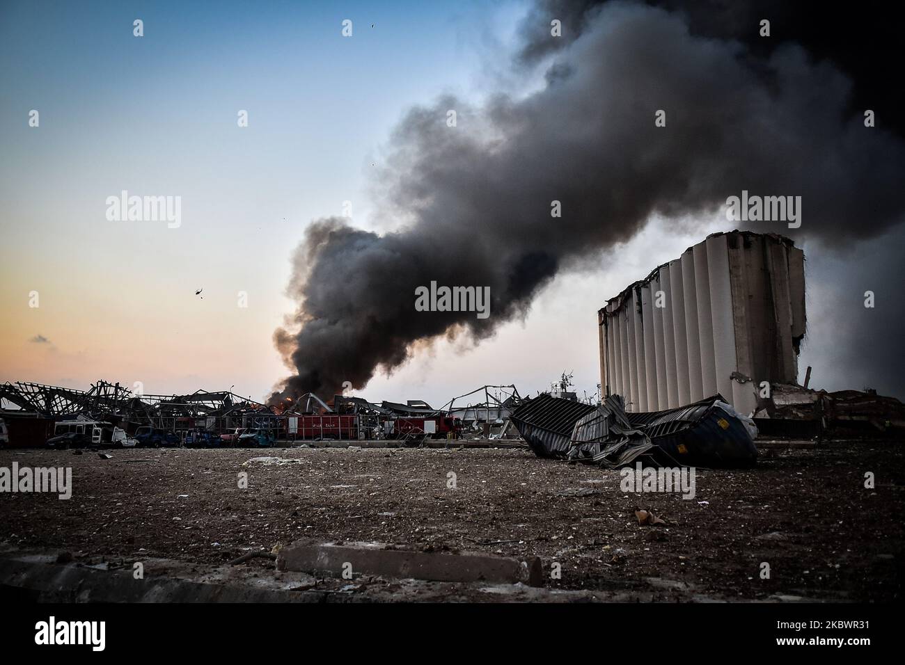 De la fumée s'élève du port après l'explosion sur 4 août 2020 à Beyrouth, au Liban. Selon la Croix-Rouge libanaise, actuellement plus de 100 personnes sont mortes dans l'explosion et plus de 4 000 ont été blessées dans l'explosion au port de Beyrouth. Les autorités ont déclaré qu'un entrepôt de front de mer stockant des matières explosives, qui auraient 2 700 tonnes de nitrate d'ammonium, était la cause de l'explosion.(photo de Fadel Itani/NurPhoto) Banque D'Images