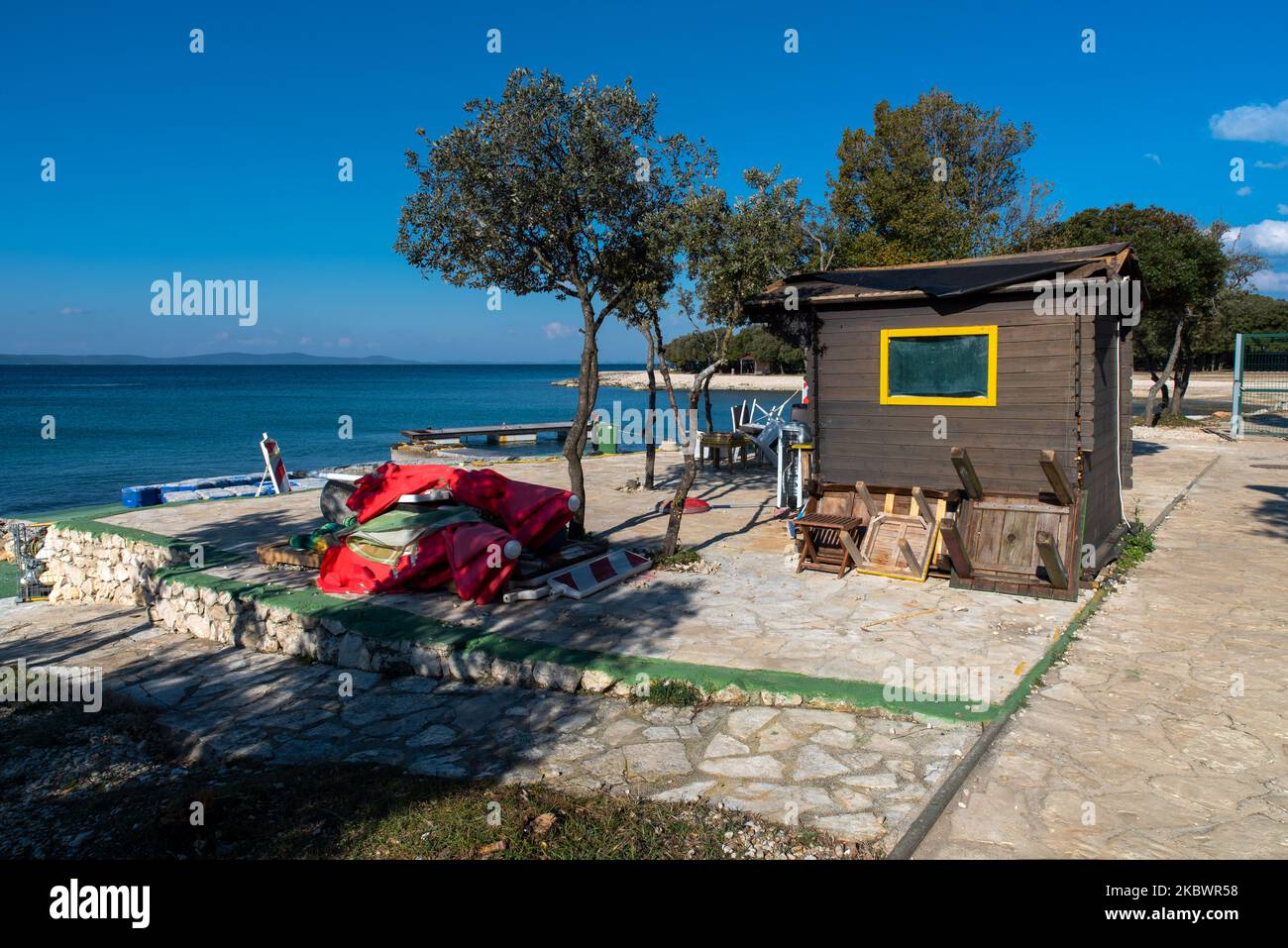 Hors saison sur la côte de Petrcane près de Zadar dans la région dalmate en Croatie. Banque D'Images