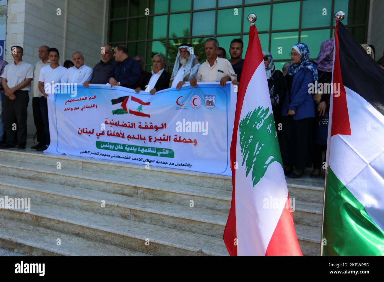 Les Palestiniens font don de sang, à Gaza, en Palestine, sur 5 août 2020, lors d'une campagne publique de don de sang pour la communauté libanaise suite à l'explosion au port de Beyrouth. (Photo de Majdi Fathi/NurPhoto) Banque D'Images