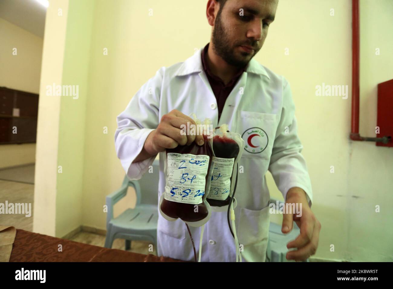 Les Palestiniens font don de sang, à Gaza, en Palestine, sur 5 août 2020, lors d'une campagne publique de don de sang pour la communauté libanaise suite à l'explosion au port de Beyrouth. (Photo de Majdi Fathi/NurPhoto) Banque D'Images