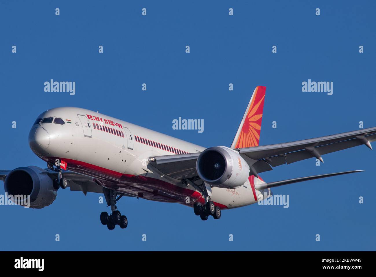 Air India Boeing 787 Dreamliner comme vu sur l'approche finale vol pour l'atterrissage à l'aéroport international de Londres Heathrow LHR EGLL en Angleterre, Royaume-Uni sur 19 mars 2020. L'avion B787-8 moderne et avancé est équipé de l'enregistrement VT-ANM et est alimenté par 2x moteurs GEnx-1B. AirIndia ai AIC est le porte-drapeau de l'Inde avec le siège à New Delhi et le centre principal à Delhi Indira Gandhi DEL aéroport, la compagnie aérienne est détenue par le gouvernement et membre de l'équipe aérienne de Star Alliance. Sur 7 août 2020, filiale d'Air India, le vol n° AXB1344 d'Air India Express a subi un accident qui a dérapé le r Banque D'Images