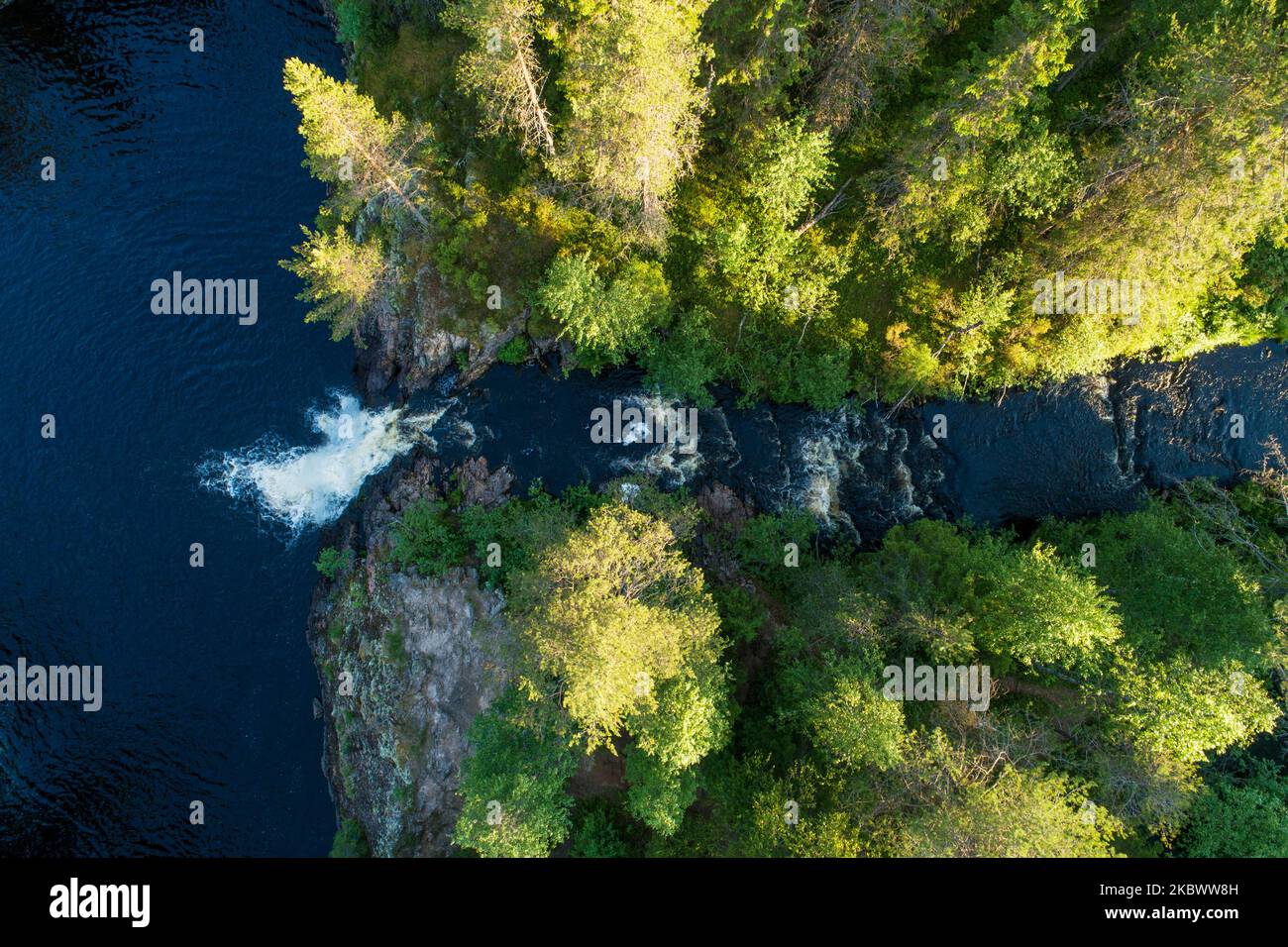 Une antenne de la magnifique cascade de Komulanköngäs en soirée d'été. Tourné près de Hyrynsalmi, dans le nord de la Finlande. Banque D'Images