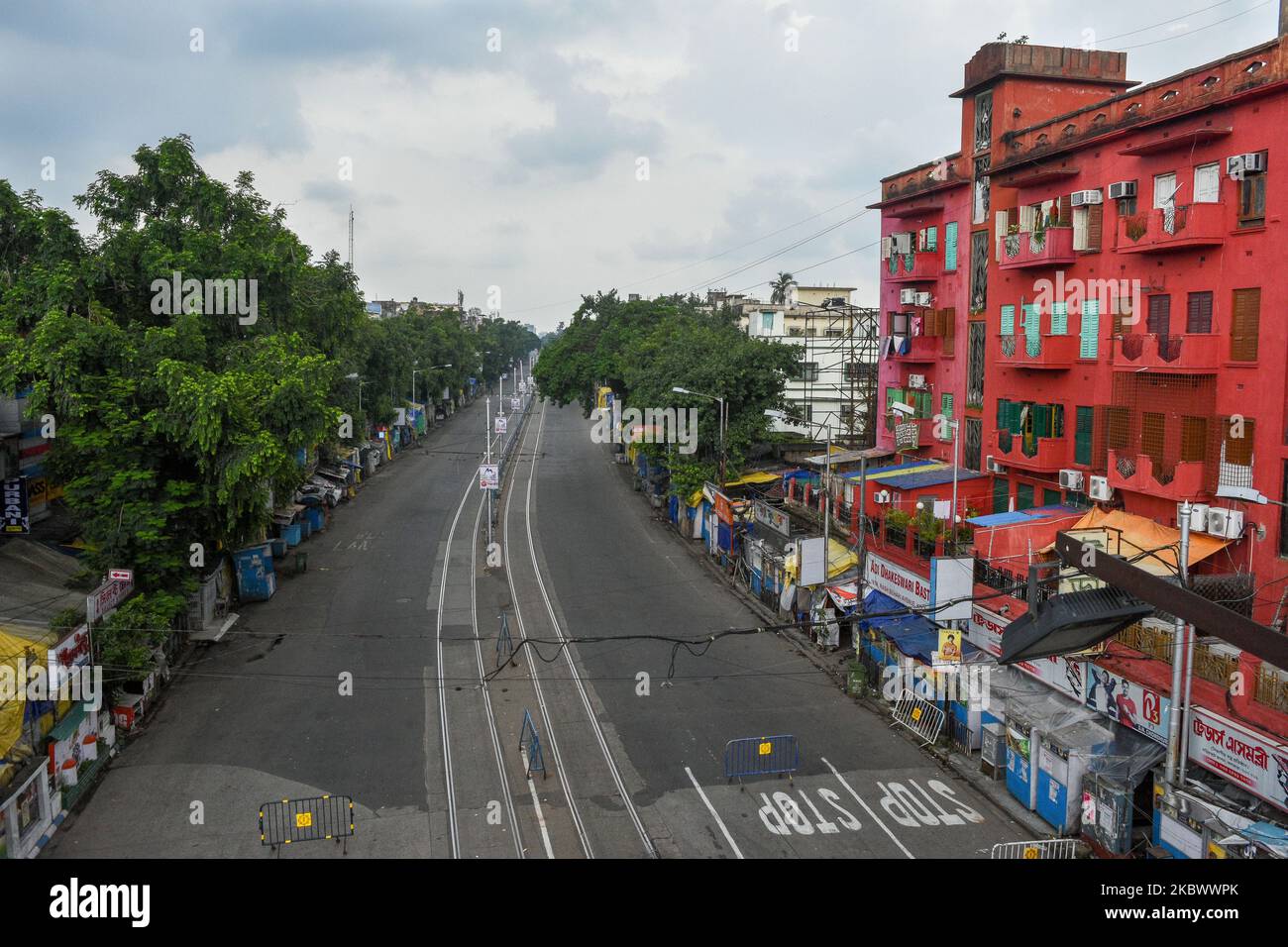 Une rue vide de Gariahat, le centre de la mode du sud de Calcutta pendant l'enfermement sur 8 août 2020. Le Gouvernement d'État du Bengale occidental a décidé d'imposer un confinement total obligatoire pour certains jours des semaines d'août afin d'empêcher la propagation communautaire de la COVID-19 dans l'État. Aujourd'hui a marqué le deuxième jour du verrouillage obligatoire. L'Inde compte aujourd'hui plus de 2 millions de cas confirmés dans le pays jusqu'à présent, le Bengale se tenant près de 90 000 cas d'infection par le COVID-19 jusqu'à présent. (Photo par Debarchan Chatterjee/NurPhoto) Banque D'Images