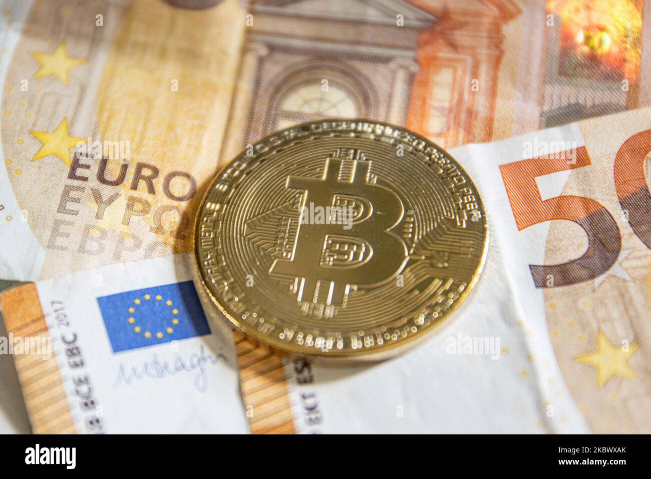 Illustration de la pièce physique en or Bitcoin sur les billets en euros de  20 et 50 euros. Représentation visuelle de la crypto-monnaie numérique  Bitcoin avec la facture en euros. Le Bitcoin