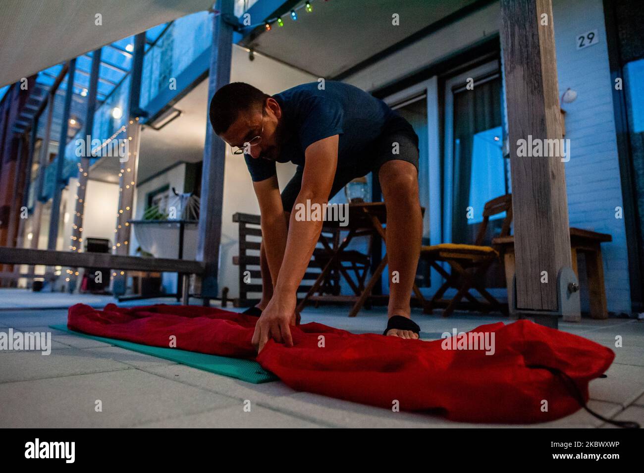 Un homme se prépare à dormir dehors dans sa terrasse pendant la campagne internationale, 'donner 8 pour une nuit, à Nimègue, sur 8 août 2020. (Photo par Romy Arroyo Fernandez/NurPhoto) Banque D'Images