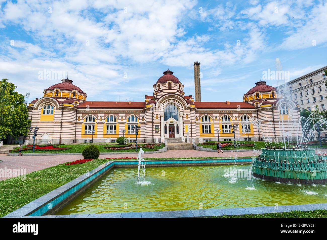 Sofia, Bulgarie - août 2022 : Parc 'Tsentralna Banya' avec fontaine et ancien bâtiment de bains thermaux. C'est l'un des parcs les plus populaires de Sofia, Banque D'Images