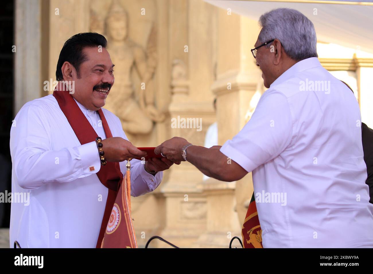 Le président sri-lankais Gotabaya Rajapaksa remet les documents de nomination à son frère, l'ancien président Mahinda Rajapaksa (L), qui a prêté serment comme premier ministre à Kelaniya Raja Maha Viharaya, à Colombo, au Sri Lanka, sur 9 août 2020. (Photo de Thharaka Basnayaka/NurPhoto) Banque D'Images