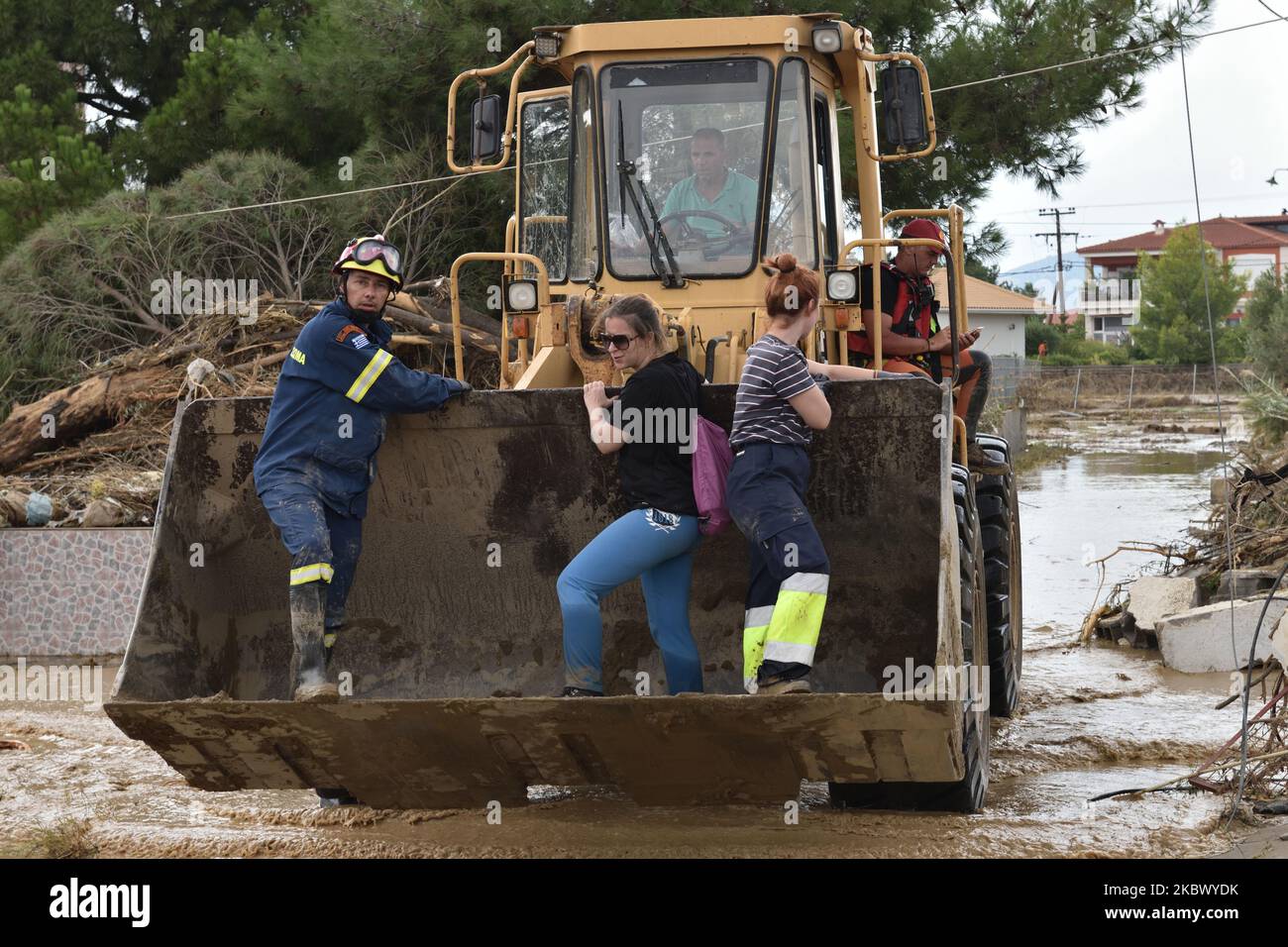 Les gens sont évacués de leurs foyers par des équipes de secours à Bourtzi, dans le centre d'Euboea, en Grèce, lors des inondations éclair de 9 août 2020 qui ont frappé le centre d'Euboea, causant des dommages importants à la propriété et faisant cinq morts. (Photo de Nicolas Koutsokostas/NurPhoto) Banque D'Images