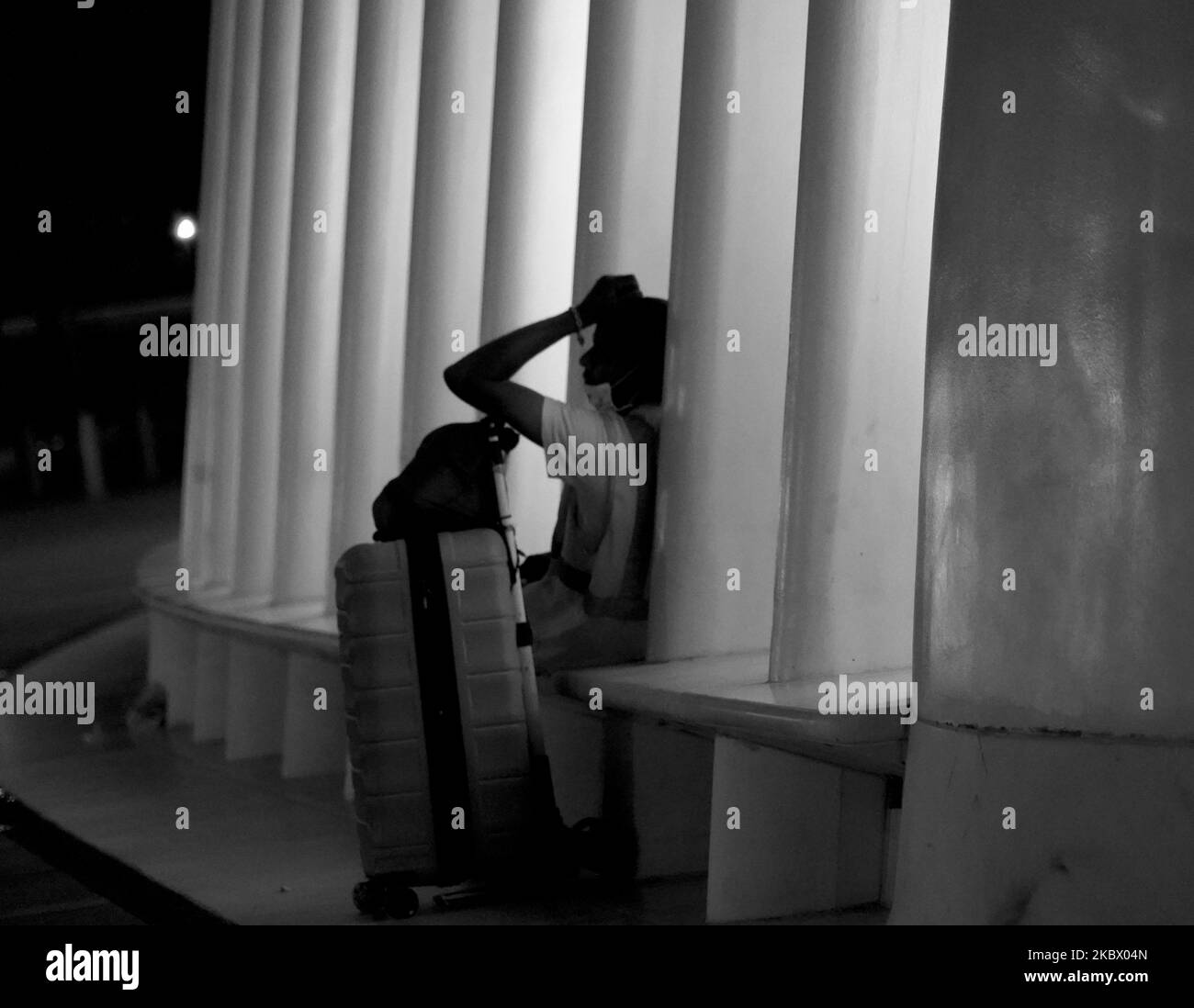 (Note de l'éditeur: Image convertie en noir et blanc) Un homme à proximité d'Oculus dans le World Trade Center vu de nuit sur 6 août 2020, à Manhattan, New York. (Photo de Selcuk Acar/NurPhoto) Banque D'Images