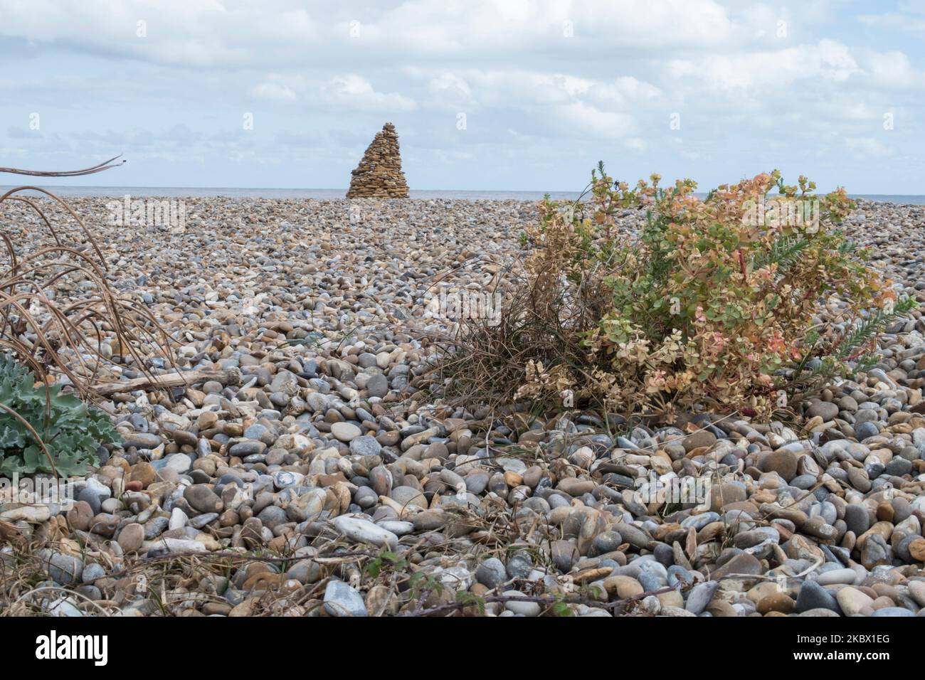 Plage d'Aldeburgh Suffolk avec cairn en haut Banque D'Images