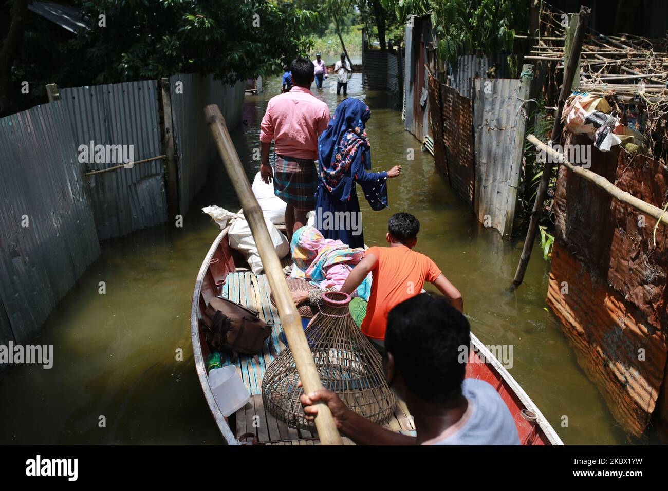 Les gens se trouvent sur un bateau dans une zone inondée de Dhamrai à Dhaka, au Bangladesh, sur 11 août 2020. (Photo de Rehman Asad/NurPhoto) Banque D'Images