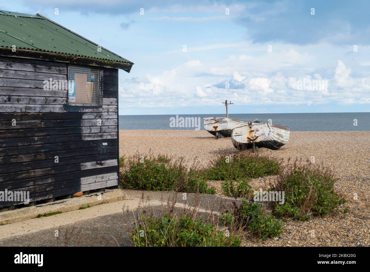 Plage de galets d'Aldeburgh avec bateaux Suffolk Angleterre Royaume-Uni Banque D'Images
