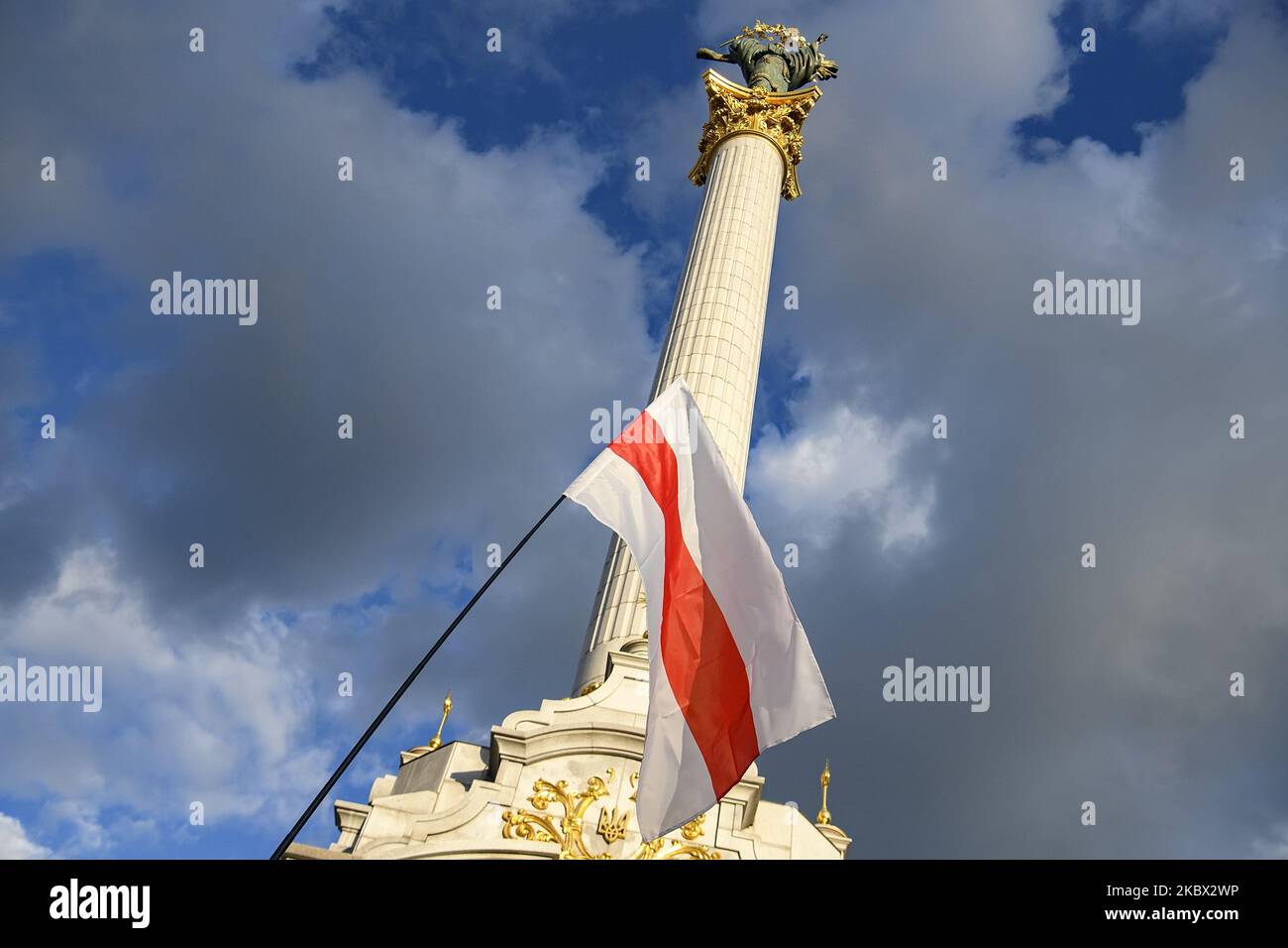 Drapeau biélorusse historique sur la place de l'indépendance à Kiev, Ukraine, 12 août 2020. (Photo de Maxym Marusenko/NurPhoto) Banque D'Images